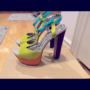 Jessica Simpson platforms